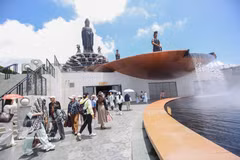 La zone touristique nationale du mont Bà Den demeure une destination phare, attirant un grand nombre de visiteurs à Tây Ninh. Photo : VNA