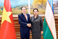 Le président de l'Assemblée nationale du Vietnam, Tran Thanh Man et la présidente du Sénat ouzbek, Tanzila Narbaev. Photo : VNA