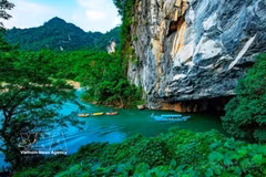 Le paysage à l’extérieur de la grotte de Phong Nha, dans le parc national de Phong Nha-Ke Bang, offre un décor digne d’un tableau. Photo : VNA