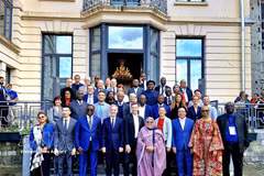 Les délégués participant à la 107e réunion du Bureau de l’Association internationale des maires francophones (AIMF). Photo : VNA