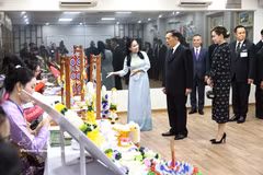 Le roi de Thaïlande Maha Vajiralongkorn Phra Vajiraklaochaoyuhua et la reine Suthida Bajrasudhabimalalakshana visitent le Centre de langue et de culture thaïlandaises de l’Université de Hanoï. Photo : VNA