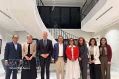 L’ambassadeur du Vietnam en Australie, Pham Hung Tam, pose pour une photo souvenir avec des députés des partis d’opposition et indépendants du Parlement fédéral australien à la Maison du Vietnam, à Canberra. Photo : VNA 