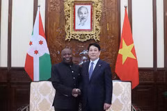 Le président vietnamien, Luong Cuong (droite) et le président du Burundi, Évariste Ndayishimiye. Photo : VNA