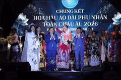 La Finlandaise Nguyen Thuong Thuy remporte le titre de Mme Ao Dai Europe (moins de 44 ans) Photo : VNA