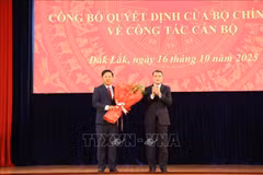 Lê Minh Hung, membre du Bureau politique, secrétaire du Comité central du Parti et chef de la Commission d’organisation du Comité central (droite). apprécie les qualités et les compétences de Luong Nguyên Minh Triêt, un cadre jeune, bien formé. Photo : VNA