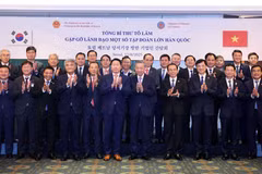 Le secrétaire général du Parti communiste du Vietnam, To Lam (centre) et des dirigeants des grandes entreprises sud-coréennes. Photo : VNA