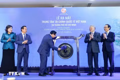 Le Premier ministre Pham Minh Chinh frappe le gong lors de la cérémonie d’inauguration du Centre financier international du Vietnam à Hô Chi Minh-Ville. Photo : VNA