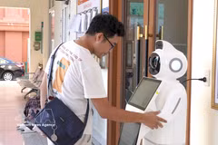 Robot doté d’IA contribuant à alléger la charge de travail des fonctionnaires lors de l’étape de conseil initial, tout en permettant aux citoyens de se familiariser avec les applications de l’intelligence artificielle dans la prestation des services publics. Photo : VNA