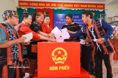 Les électeurs des zones montagneuses de la ville de Da Nang se rendent aux urnes. Photo: VNA