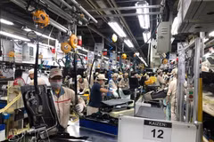 Ouvriers de Toyota Boshoku Hanoi Co., Ltd dans la province de Phu Tho. Photo : VNA