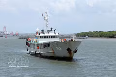 Le navire 743 ramène le pêcheur Trương Văn Chung au port de la Flottille 129, le 18 août 2026. Photo : VNA