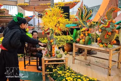 De nombreux visiteurs admirent les créations artistiques à base de fruits réalisées par l'artisan Nguyen Van Tuyen, originaire d'Hô Chi Minh-Ville. (Photo : VNA)