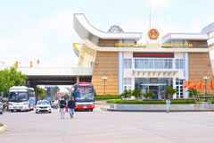 Tây Ninh dispose actuellement de quatre postes-frontières internationaux, quatre postes-frontières principaux, treize postes-frontières secondaires ainsi que de trois zones économiques frontalières. Photo : VNA
