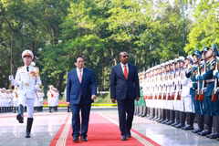 Le Premier ministre Pham Minh Chinh (droite) et son homologue éthiopien Abiy Ahmed Ali passent en revue la garde d'honneur de l'Armée populaire du Vietnam. Photo: VNA
