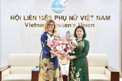 Nguyen Thi Tuyen, vice-présidente du Comité central du Front de la Patrie du Vietnam (VFF) et présidente de l'Union des femmes vietnamiennes (droite) et Silvia Danailov, représentante de l'UNICEF au Vietnam. Photo : VNA