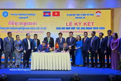 Signature d'un protocole d'accord de coopération entre le Comité du Front de la Patrie du Vietnam de la province de Dak Lak et le Front pour la solidarité et le développement de la patrie du Cambodge de la province de Mondulkiri. Photo : VNA.