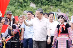 Le secrétaire général du Parti communiste du Vietnam et président de la République, Tô Lâm assiste à la Journée de la protection de la sécurité nationale organisée au hameau de Long Luông, dans la commune de Vân Hô (province de Son La). Photo / VNA