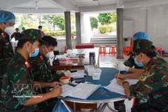 Les autorités de la province de Dông Thap procèdent à l’enregistrement des informations relatives aux tombes et aux échantillons des dépouilles de martyrs, en vue de la numérisation des données. Photo : VNA