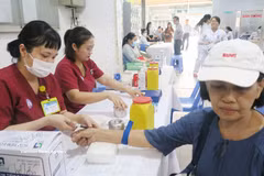 Des habitants passent un bilan de santé au poste de santé du quartier de Cho Lon. Photo : VNA