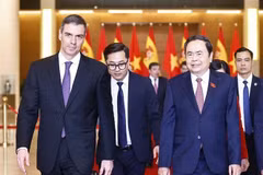 Le président de l’AN Tran Thanh Man (droite) et le Premier ministre espagnol Pedro Sánchez. Photo : VNA