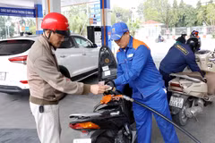 Des clients achètent de l’essence à la station-service n°03 de Petrolimex Hung Yên, rue Quang Trung, quartier Tran Hung Dao, province de Hung Yên. Photo : VNA.