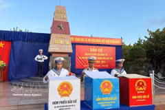 Des soldats votent dans un bureau de vote de la zone spéciale de Truong Sa, province de Khanh Hoa. Photo : VNA