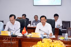 Tran Van Lau (à droite), secrétaire du comité du Parti de la province de Vinh Long, prend la parole lors de la séance de travail. (Photo : VNA)