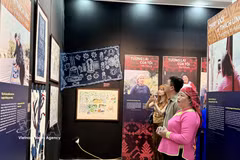 L'exposition "Semer le vert au sommet des nuages" a été inaugurée le 27 mars, au Musée des Femmes du Vietnam (Hanoi), attirant un large public. Photo : VNA