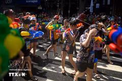 Des Thaïlandais se livrent à une bataille d'eau pour célébrer le festival de Songkran. (Photo d'illustration : AFP/VNA)