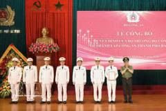 Le général Luong Tam Quang, ministre de la Sécurité publique, remet la décision et félicite la Police de la ville de Bac Ninh. Photo : VNA