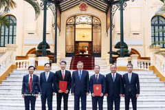Le secrétaire général du Parti et président de la République, Tô Lâm, et les délégués avec les deux ambassadeurs nouvellement nommés. Photo : VNA