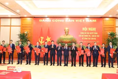 Le permanent du Secrétariat du Comité central du Parti, Trân Câm Tu, et les dirigeants du Parti et de l’État félicitent les cadres nouvellement chargés de leurs fonctions. Photo : VNA