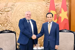 Tran Luu Quang, secrétaire du Comité central du Parti communiste du Vietnam (droite) et le président du Parti socialiste hongrois Komjáthi Imre. Photo : VNA