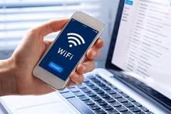 Selon le Speedtest Global Index d'Ookla d'août 2026, la capitale Hanoï a enregistré une vitesse médiane de téléchargement sur Internet mobile de 493,37 Mbit/s. Photo fpt.vn