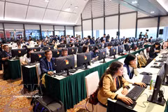 Des journalistes et rédacteurs en activité au Centre de presse du 14e Congrès national du Parti. Photo d’archives : VNA.