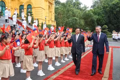 Le secrétaire général du Parti communiste vietnamien, To Lam (à droite), et le secrétaire général du Comité central du Parti révolutionnaire populaire lao et président du Laos, Thongloun Sisoulith, lors de sa visite au Vietnam le 10 septembre 2024 (Photo : VNA)