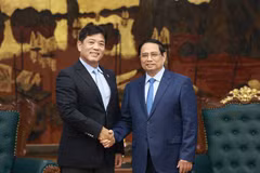Le Premier ministre Pham Minh Chinh (droite) et Yukihito Honda, directeur exécutif en charge du développement urbain diversifié du groupe japonais Sumitomo. Photo : VNA