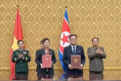 La directrice générale de la VNA, Vu Viet Trang, et le président de la KCNA, Kim Pyong Ho. Photo . VNA