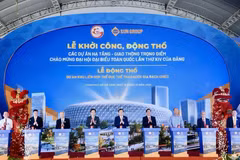 Les délégués à la cérémonie de pose de la première pierre du projet du Complexe national des sports de Rach Chiec. Photo : VNA