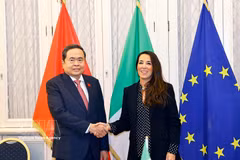 Le président de l’Assemblée nationale du Vietnam, Tran Thanh Man, et la vice-présidente du Sénat italien, Licia Ronzulli. Photo : VNA