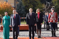 Le président bulgare Roumen Radev et son épouse (droite) président, le 23 octobre, à Sofia, une cérémonie d'accueil solennelle en l'honneur du secrétaire général du Parti communiste du Vietnam, Tô Lâm, et de son épouse, Ngô Phuong Ly, Photo . VNA
