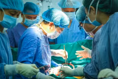 Le 13 mars 2026, l’hôpital Việt Đức a réalisé une série de transplantations à partir d’un donneur en état de mort cérébrale. Photo : VNS