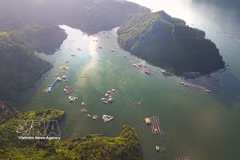 Le lac de Hoa Binh, avec ses eaux limpides et ses paysages spectaculaires, attire de nombreux visiteurs dans la province de Phu Tho. Photo : VNA