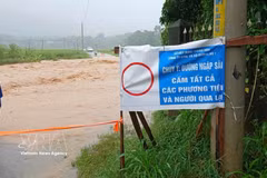 Un point fortement inondé sur une route dans une zone montagneuse de la province de Thanh Hoa. Photo : VNA