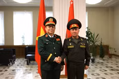e général de division Leonid Kasinsky, directeur général du Département du travail idéologique du ministère de la Défense de la République du Bélarus (droite) et le général d’armée Nguyen Trong Nghia, membre du Bureau politique du Comité central du Parti, secrétaire du Comité central du Parti communiste du Vietnam. Photo : VNA