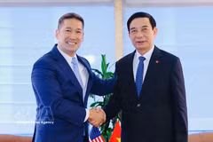 Le général d’armée Phan Van Giang (droite) et le secrétaire par intérim à la Marine des États-Unis, Hùng Cao. Photo : VNA