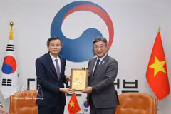 Le secrétaire du Comité central du Parti, Doan Minh Huân, remet un cadeau au de l’Intérieur et de la Sécurité, Yoon Ho Jung. Photo : VNA