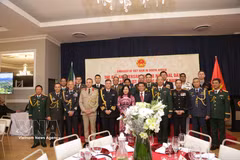 L’ambassadeur du Vietnam en Afrique du Sud et des représentants diplomatiques et militaires étrangers. Photo : VNA