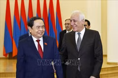 Le président arménien Vahagn Khatchatourian (droite) et l'Assemblée nationale du Vietnam, Tran Thanh Man. Photo : VNA