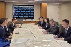 La présidente de la Commission d’État des valeurs mobilières, Vu Thi Chan Phuong, lors de son entretien avec Robert H. McCooey Jr., vice-président du Nasdaq. Photo : SSC